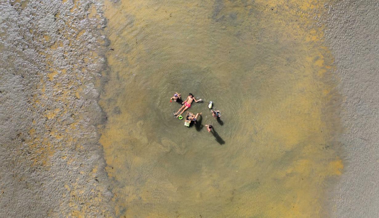 Foto udara orang-orang yang berada di bawah sinar matahari di sebuah pantai di Puerto Madryn, provinsi Chubut, Argentina pada tanggal 26 Januari 2024. (MAXI JONAS/AFP)