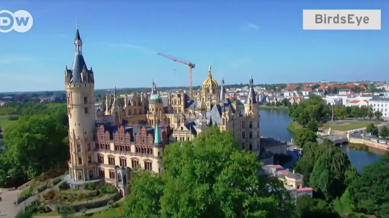 Intip Kastil Schwerin yang Bersandar pada Tiang Kayu Oak di Sebuah Danau. Sumberfoto: DW English