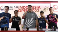 Armand Darmadji (tengah) ketua panitia pelaksana Indonesia Open 2023 dalam sesi konferensi pers di Istora Gelora Bung Karno, Jakarta, Senin (12/6/2023). (Bola.com/Bagaskara Lazuardi)