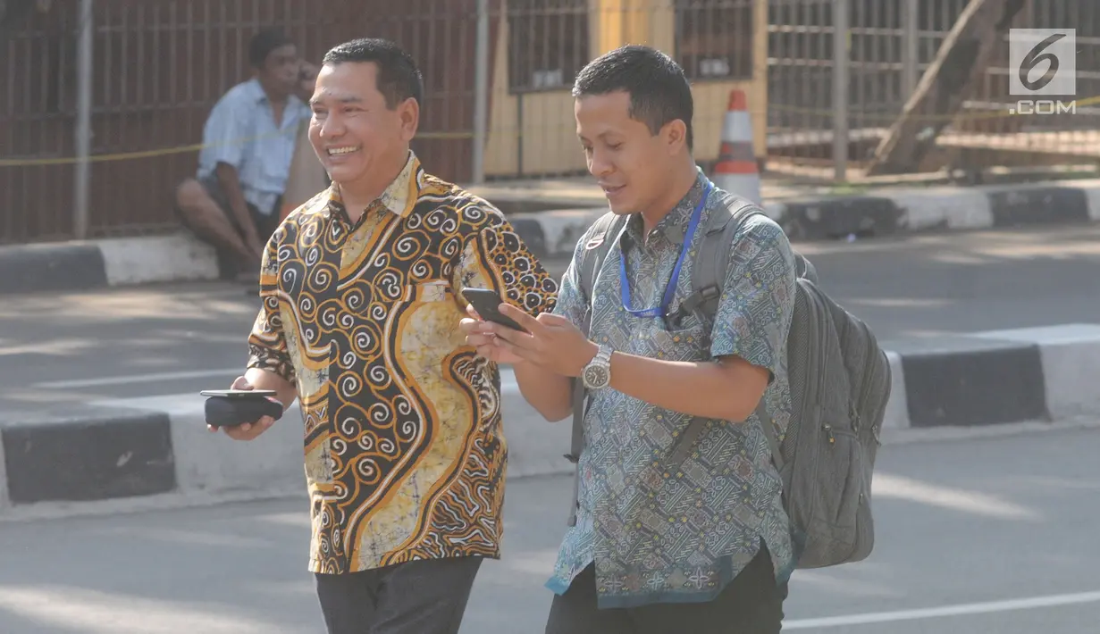 Mantan Kasatker SPAM Jambi Noftiman Nasir tersenyum usai menjalani pemeriksaan penyidik di Gedung KPK, Jakarta, Jumat (8/3). Noftiman diperiksa terkait kasus suap sejumlah proyek pembangunan SPAM TA 2017-2018 di Kementerian PUPR. (merdeka.com/dwi narwoko)