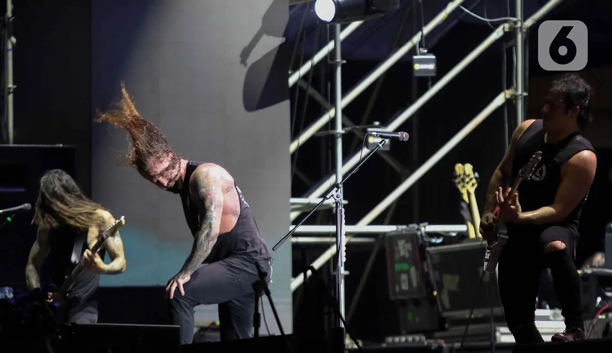 Aksi panggung ggrup band asal  Amerika As I Lay Dying saat tampil dalam Festival musik hammersonic 2024 di Pantai Carnaval Ancol, Jakarta, Minggu (5/5/2024). (Liputan6.com/Herman Zakharia)