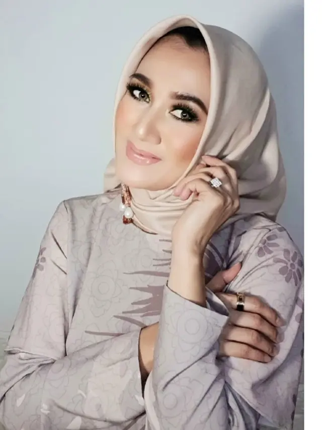 6 Potret Terbaru Nini Carlina, Awet Muda di Usia 44 Tahun