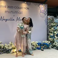 Naysilla Mirdad baru saja diperkenalkan menjadi brand ambassador brand fashion, Minimal. Dalam momen bahagia tersebut, Lydia Kandau hadir mensupport anak ketiganya tersebut. Dok. Pribadi