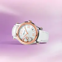 Jam tangan Happy Hearts menjadi pilihan sempurna bagi mereka yang ingin menambahkan keceriaan pada momen istimewa. Terbuat dari Lucent Steel™ dan emas mawar beretika, jam tangan berdiameter 36 mm ini menampilkan lima charm yang menari indah: tiga berlian Happy Diamonds ikonik, satu hati mutiara, dan satu hati berlapis berlian. [Dok/Chopard].