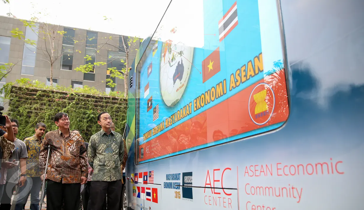 Mendag Thomas Lembong (kanan) meresmikan peluncuran Mobile magic box di Kemendag, Jakarta, Senin (28/9/2015). AEC Center dibentuk untuk edukasi publik tentang perkembangan dan peluang MEA. (Liputan6.com/Faizal Fanani)