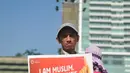 Seorang lelaki menggendong bayi ikut menolak Valentine Day di Kawasan Bundaran HI, Jakarta, Minggu (14/2/2016). Mereka menilai perayaan Valentine Day kerap menjurus pada perilaku seks bebas dan merusak moral. (Liputan6.com/Gempur M Surya)