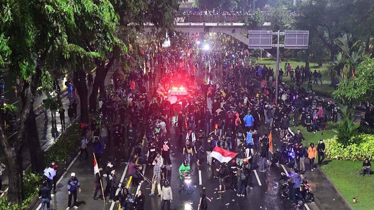 FOTO: Gas Air Mata dan Hujan Deras Paksa Massa Bubarkan Diri di Depan Polda Metro Jaya