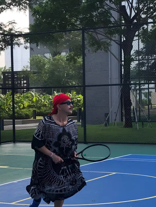 Tak ketinggalan gaya pria 26 tahun ini lengkap mengenakan kacamata hitam yang kocak . Ada juga bando warna merah ala atlet profesional. (Liputan6.com/IG/@bojvoyej)