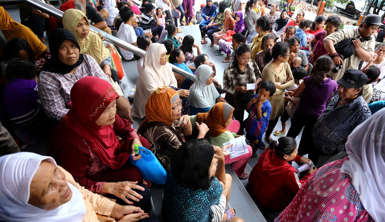 Ratusan warga menunggu giliran saat mencairkan dana bantuan Program Simpanan Keluarga Sejahtera (PSKS) tahap kedua di kantor Pos Pasar Baru, Jakarta, Selasa (7/4/2015). (Liputan6.com/Johan Tallo)
