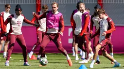 Sesi latihan ini merupakan persiapan menjamu Inter Milan pada leg pertama babak 8 Besar Liga Champions 2024/2025. (Alexandra BEIER/AFP)