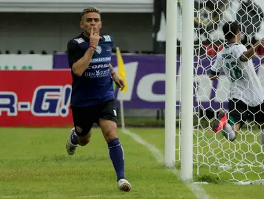 Striker Arema Cronus, Cristian Gonzales, merayakan gol yang dicetaknya ke gawang PSS Sleman pada laga Bali Island Cup 2016 di Stadion Kapten I Wayan Dipta, Bali, Minggu (21/2/2016). Arema berhasil menang 5-2. (Bola.com/Peksi Cahyo)