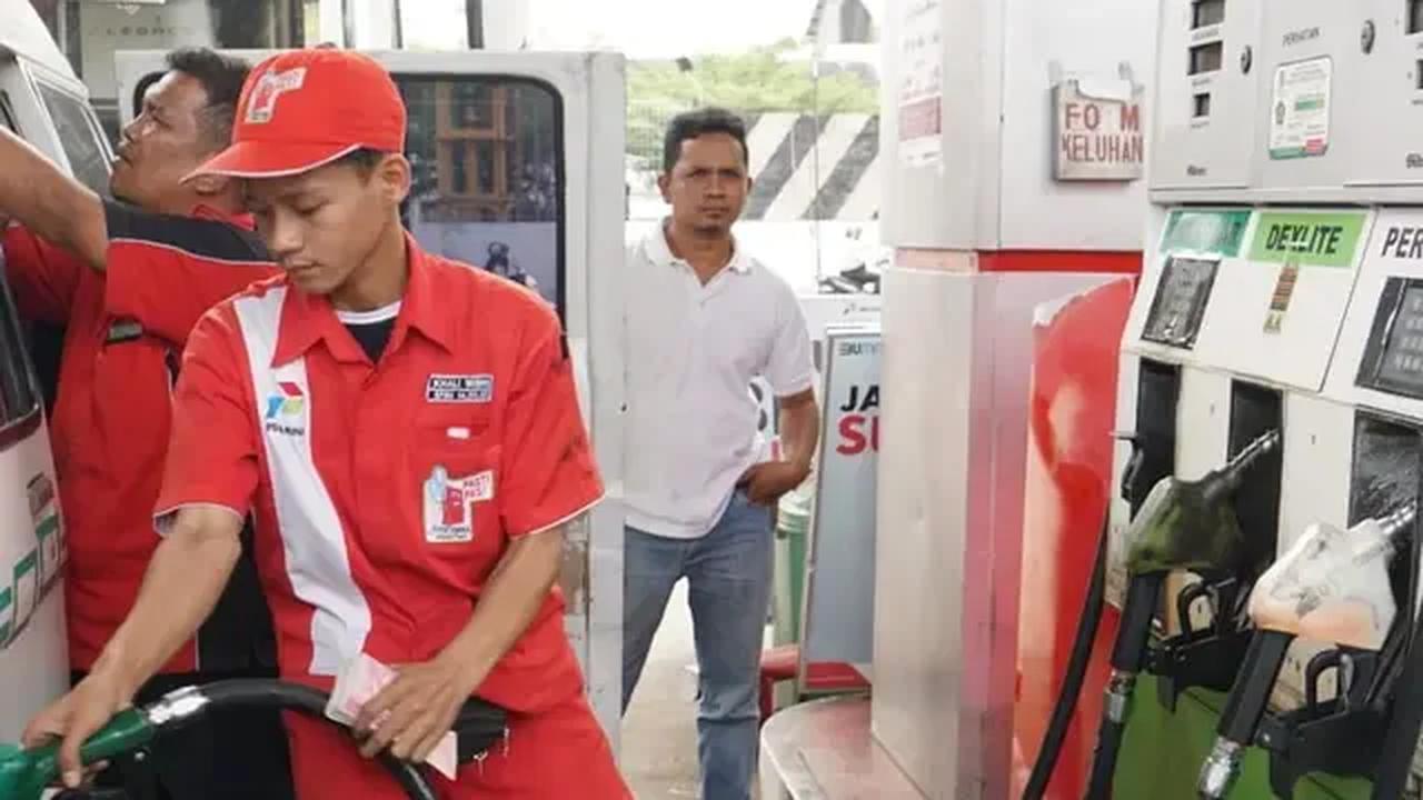 "Akan tetapi sejak tahun 1974-1975 keadaan berubah dari memperoleh LBM menjadi mengeluarkan subsidi BBM,"