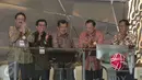 Dirut PT Bursa Efek Indonesia Tito Sulistio, Ketua Dewan Komisioner OJK Muliaman Hadad, Wapres Jusuf Kalla, Gubernur BI Agus Martowardojo (ki-ka) menutup perdagangan saham 2015 di Bursa Efek Indonesia, Jakarta, Rabu (30/12). (Liputan6.com/Angga Yuniar)