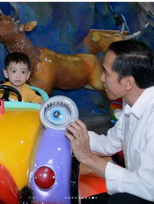 Sebelum Jokowi tiba, putranya Gibran Rakabuming dan istrinya, Selvi Ananda masuk terlebih dahulu lewat pintu utama. Kehadiran cucu presiden itu juga membuat para pengunjung gemas. (Instagram/jokowipedia)