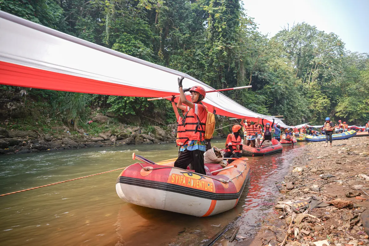 Memperingati HUT ke-79 RI, PT Pertamina Patra Niaga melakukan aksi nyata dengan membersihkan Sungai Ciliwung dari sampah dan menggelar Bendera Merah Putih sepanjang 79 meter (Istimewa)