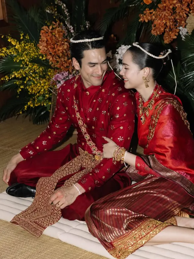 Nadech Kugimiya Resmi Menikah pakai baju merah. [@urassayas]