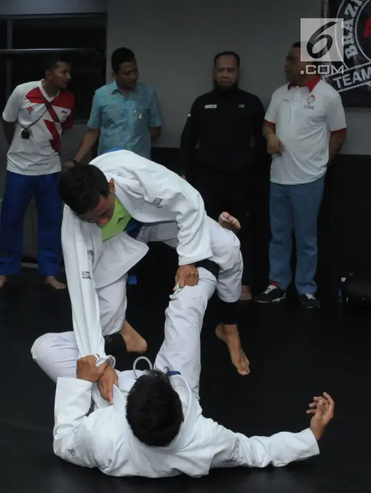Atlet pelatnas Jiu Jitsu putra melakukan latihan di Kawasan Patal Senayan, Jakarta, Selasa (10/4). Rencananya, timnas Jiu Jitsu Indonesia akan berangkat ke Abu Dhabi untuk uji coba pada pertengahan April 2018. (Liputan6.com/Helmi Fithriansyah)