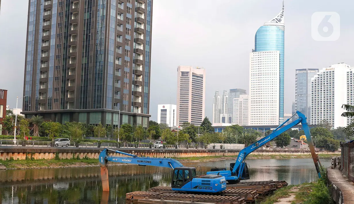 Alat berat untuk mengeruk lumpur saat  berada di Waduk Melati yang berada di Jakarta, Rabu (5/7/2023). (Liputan6.com/Angga Yuniar)