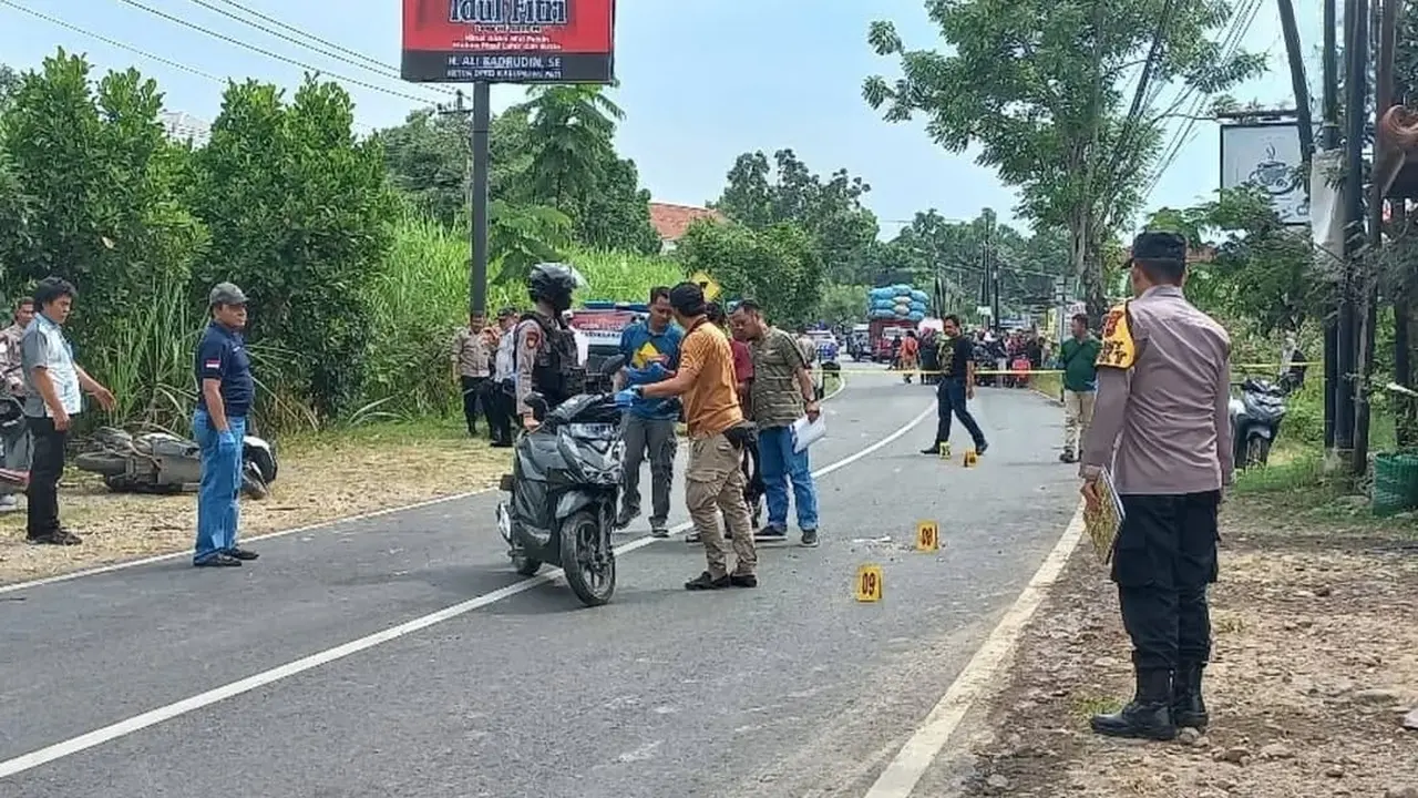 Aparat Polresta Pati melakukan olah tempat kejadian perkara kasus tawuran pelajar. (Liputan6.com/Arief Pramono)