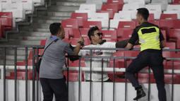 Suporter Timnas Indonesia dihadang pasukan pengamanan ketika akan menghampiri suporter Malaysia saat laga Kualifikasi Piala Dunia 2022 di SUGBK, Jakarta, Kamis (5/9). (Bola.com/Vitalis Yogi Trisna)
