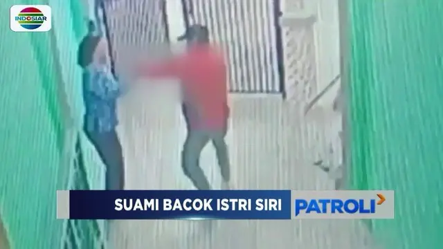 Sakit hati dengan ucapakan kata-kata kasar, seorang suami tega membacok istri sirinya di halaman sebuah masjid. Aksi kekerasan tersebut terekam CCTV.