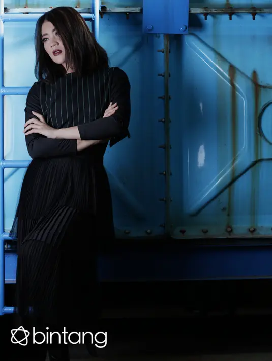 Indah Dewi Pertiwi juga merilis video klip untuk single nya itu dengan konsep yang unik dimana proses pengambilan gambar di lakukan di pelabuhan Tanjung Priuk. (Fathan Rangkuti/Bintang.com)