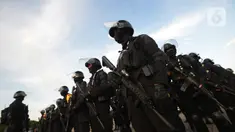 Personel gabungan Polres Jakarta Pusat mengelar apel gelar pasukan  pengamanan malam Tahun Baru 2022 di Lapangan Monas, Jakarta, Jumat (31/12/2021).  Polda Metro Jaya mengerahkan 1.730 personel untuk pengamanan pergantian malam Tahun Baru 2022. (merdeka.com/Imam Buhori)