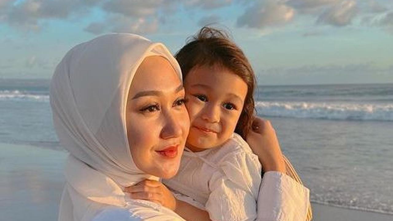 Deretan Foto Rumi Anak Dian Pelangi Liburan di Bali, Akan Menginjak 3 Tahun Posenya Cute Banget!