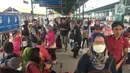 Penumpang berlalu-lalang di peron Stasiun Manggarai, Jakarta, Jumat (20/12/2019). Dirut KCI Wiwik Widayanti mengatakan total jumlah penumpang hingga Oktober 2019 mencapai 278,7 juta orang. (Liputan6.com/Immanuel Antonius)