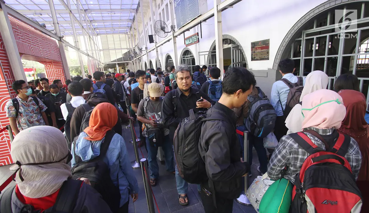 Calon penumpang antre sebelum masuk ke dalam Stasiun Pasar Senen, Jakarta, Kamis (31/8). Libur Idul Adha 1438 H pada 1 September 2017 dimanfaatkan oleh warga Jakarta dan sekitarnya untuk bepergian. (Liputan6.com/Immanuel Antonius)