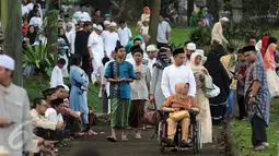 Sejumlah warga saat memasuki areal Salat Idul Fitri 1437 H di Kebun Raya Bogor, Rabu (6/7). Tahun ini merupakan yang kedua kali Pemkot Bogor menyelenggarakan Salat Id yang dipusatkan di Kebun Raya. (Liputan6.com/Helmi Fithriansyah)