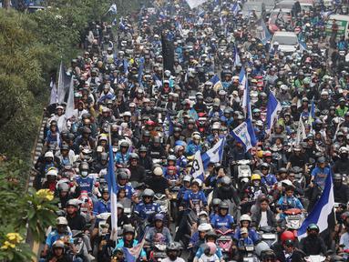 Keberhasilan Persib Bandung menjuarai Championship Series BRI Liga 1 2023/2024 usai mangalahkan Madura United dalam laga final dua leg membuat para bobotoh, sebutan para pendukung Maung Bandung memberikan sambutan meriah untuk menyambut kedatangan tim kesayangannya. Menjelang kedatangan skuad persib, para bobotoh terlebih dahulu melakukan pawai yang membirukan jalan-jalan di Kota Bandung, Sabtu (1/6/2024). (Bola.com/M Iqbal Ichsan)