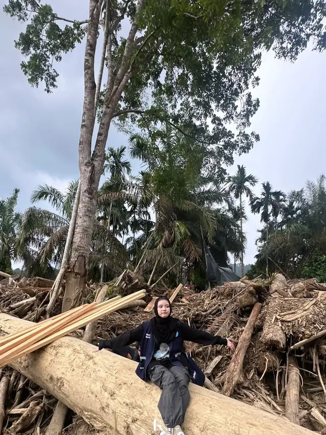 Tampilan Modest Outdoor Tiara Andini Saat Kirim Bantuan Bencana ke Aceh, Padukan Hijab dengan Rompi Volunteer