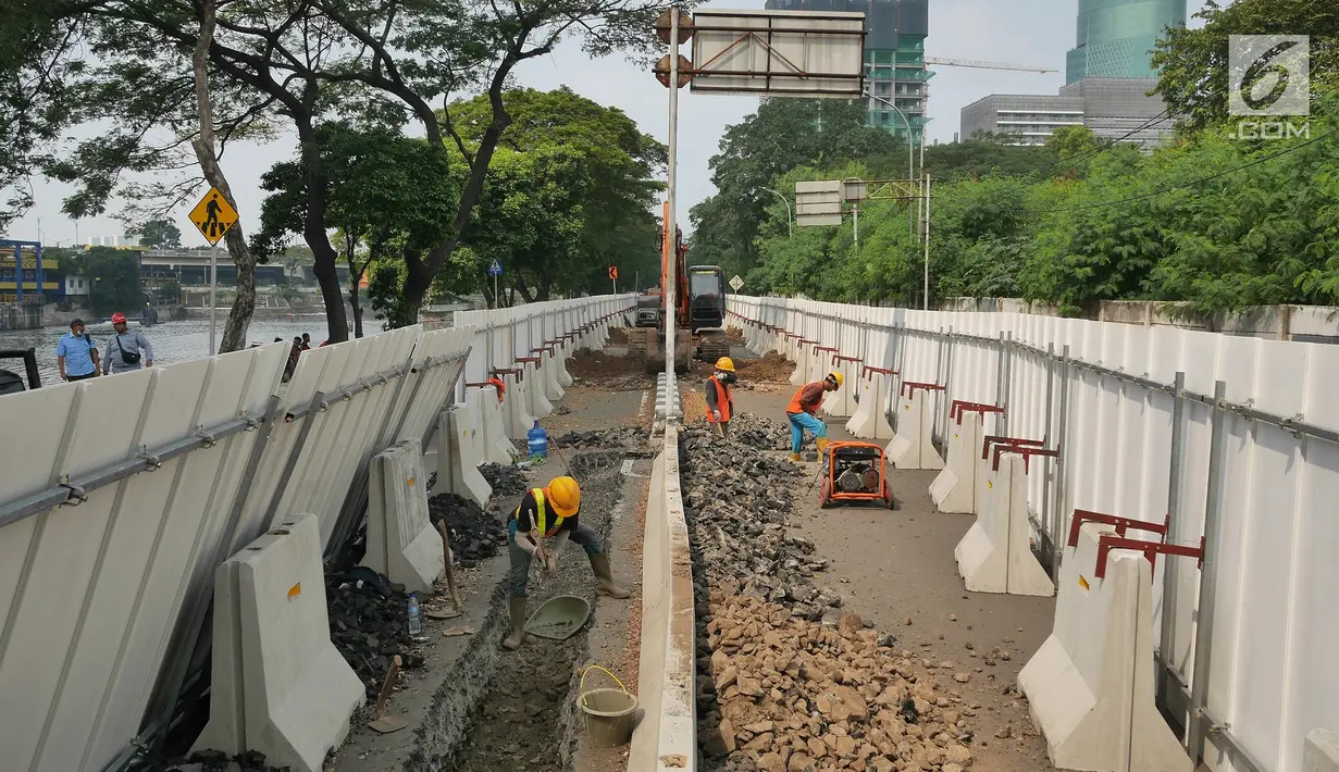 Pekerja mengerjakan proyek pembangunan jalur kereta Light Rail Transit (LRT) di Jalan Setiabudi Tengah, Jakarta, Senin (17/6/2019). Jalan Setiabudi Tengah ditutup untuk memberi ruang terkait pengerjaan konstruksi jalur LRT. (Liputan6.com/Herman Zakharia)