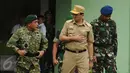 Gubernur DKI Jakarta, Basuki Tjahaja Purnama berjalan bersama Pangkostrad Letjen TNI Edy Rahmayadi jelang apel gabungan di Makodam Jaya, Jakarta, Rabu (17/2/2016). Apel bentuk kesiapan pengamanan KTT OKI, Maret mendatang. (Liputan6.com/Helmi Fithriansyah)