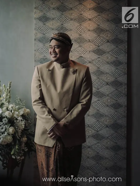 Calon pengantin laki-laki, Bobby Nasution berpose saat pengambilan gambar usai prosesi siraman di Hotel Alila, Solo, Selasa (7/11). (Liputan6.com/Pool/All Seasons Photo)