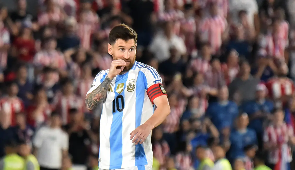 Meski menelan kekalahan, Argentina masih tetap berada di puncak klasemen dengan koleksi 22 poin dari 11 pertandingan. Sementara itu, Paraguay menempati posisi keenam dengan raihan 16 angka. (AFP/Jose Bogado)