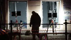 Penyelidik Rusia bekerja di lokasi ledakan yang menghancurkan sebuah kafe di St. Petersburg, Minggu (2/4/2023) waktu setempat. (AP Photo)