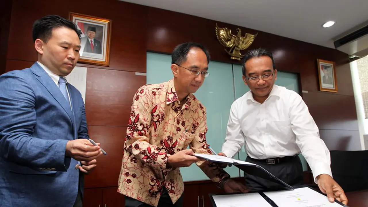 Dirut PLN Nur Pamudji (kanan) teken kontrak jual beli listrik dengan konsorsium Adaro