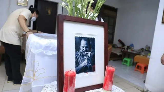 6 Potret Suasana Rumah Duka Benny Likumahuwa, Keluarga Tak Kuasa Menahan Tangis