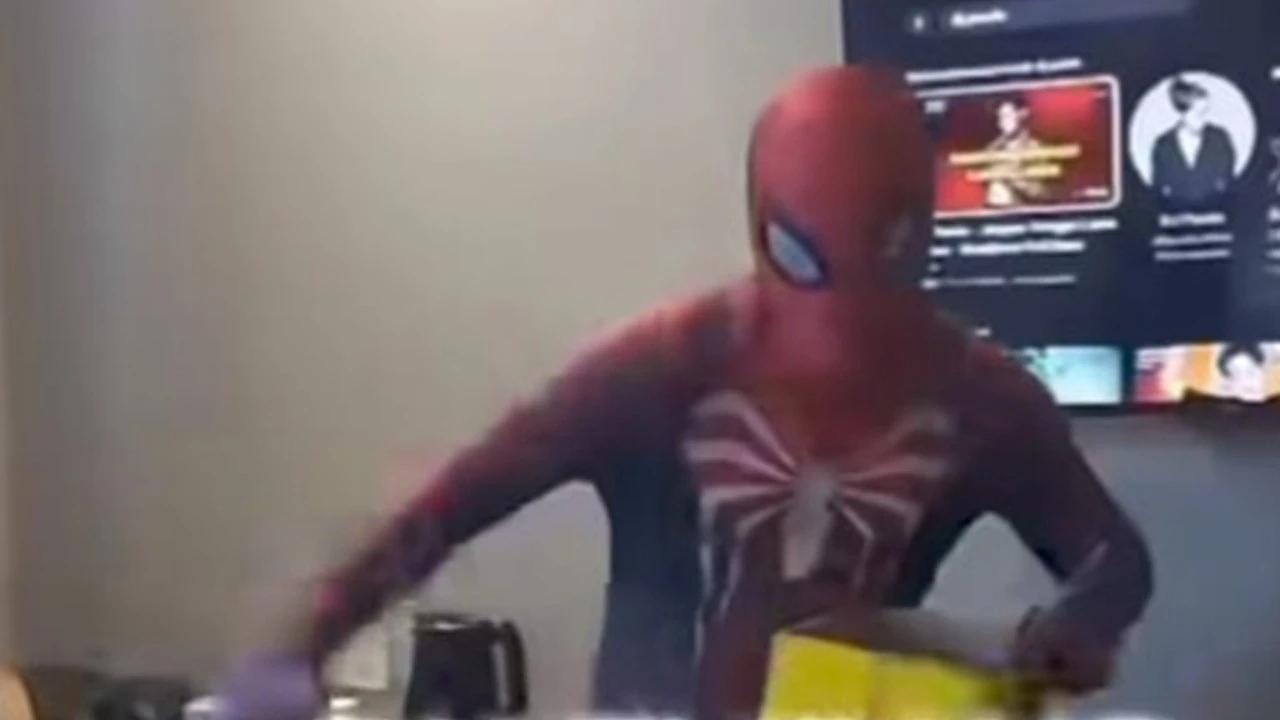 Aksi Unik, Polisi Palembang Nyamar jadi Doraemon dan Spiderman Demi Tangkap Raja Curanmor