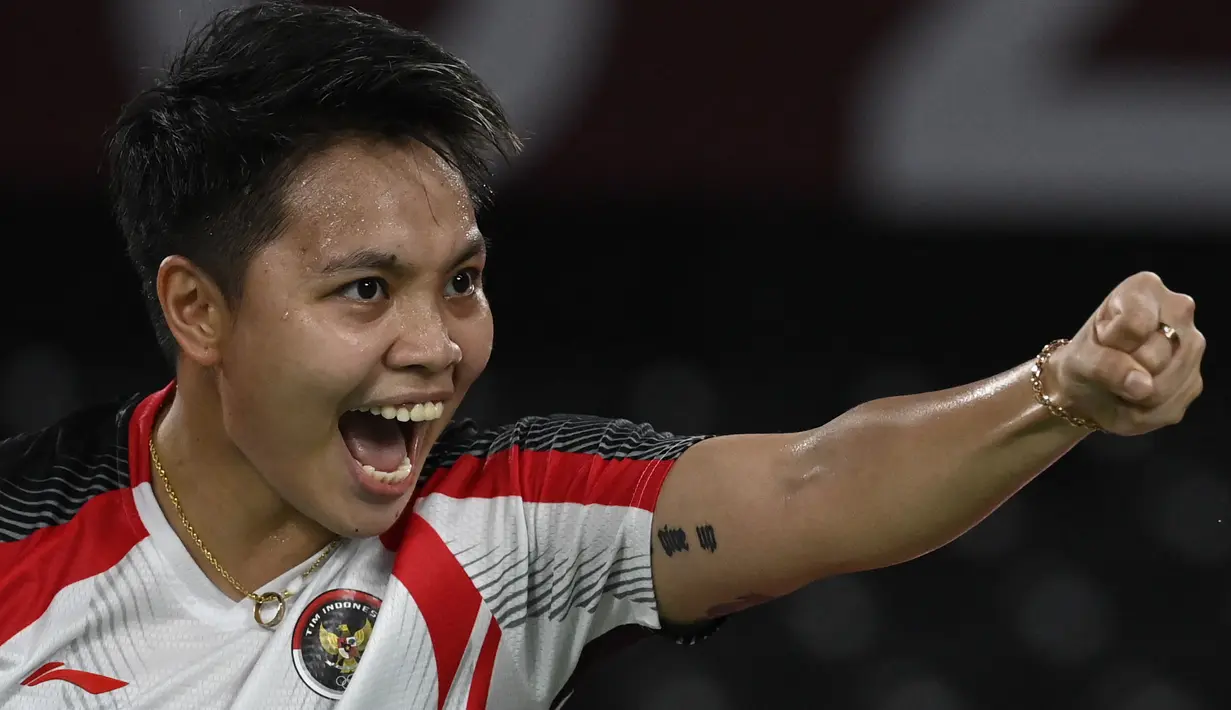 Selebrasi ganda putri Indonesia Apriyani Rahayu usai bersama Greysia Polii mendapatkan poin atas pasangan China pada final badminton ganda putri Olimpiade Tokyo 2020 di Musashino Forest Sport, Senin (2/8/2021). Indonesia mendapatkan medali emas pertama di Olimpiade Tokyo 2020 (Alexander NEMENOV/AFP)