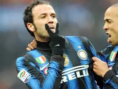 Selebrasi striker Inter Giampaolo Pazzini (kiri) yang mendapat selamat dari rekannya Houssine Kharja seusai mencetak gol ke gawang Palermo dalam lanjutan Serie A Italia di Giuseppe Meazza, 30 Januari 2011. Inter unggul 3-2. AFP PHOTO / ALBERTO LINGRIA 