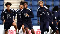 Gelandang Prancis #18, Maghnes Akliouche, penyerang Prancis #07, Kingsley Coman, dan penyerang Prancis #19, Hugo Etikite, mengikuti sesi latihan di stadion Parc des Princes di Paris, pada 8 September 2025, menjelang pertandingan kualifikasi Grup D Piala Dunia FIFA 2026 antara Prancis dan Islandia. (FRANCK FIFE/AFP)