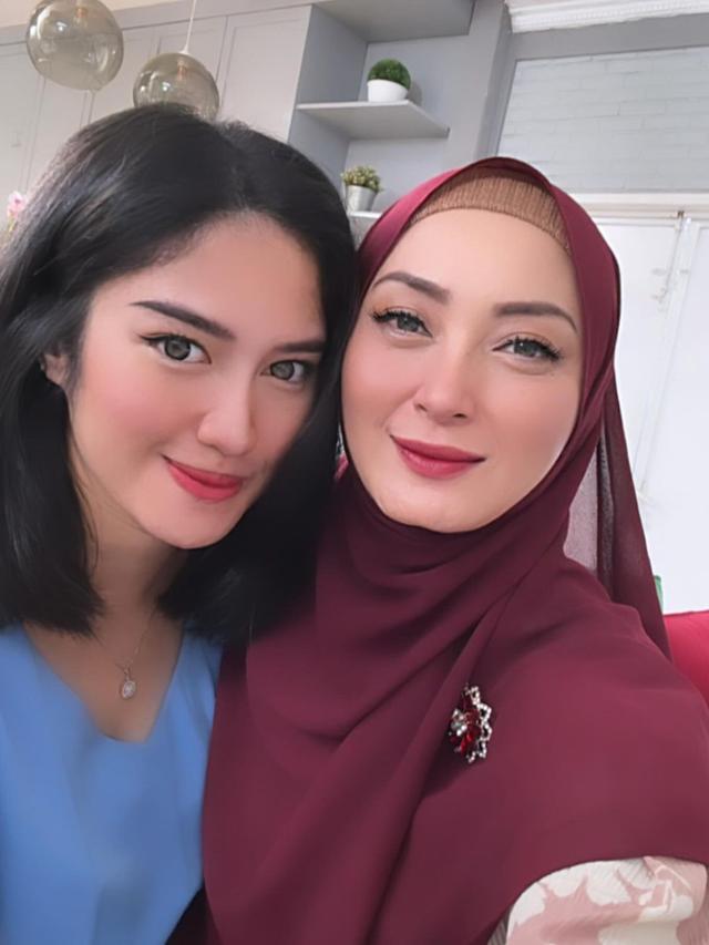 6 Potret Della Puspita Mantap Kenakan Hijab, Berawal dari Dorongan Suami