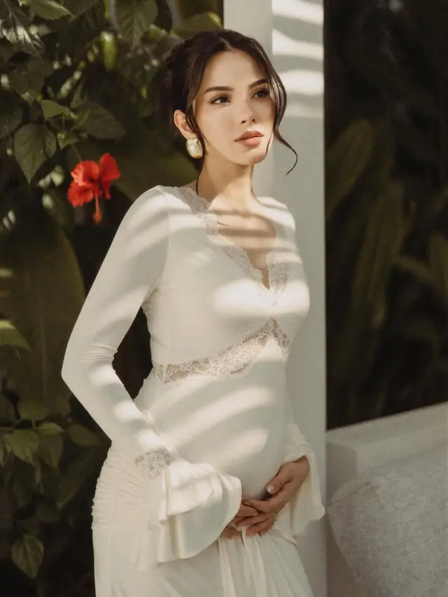 Alyssa Daguise Pamer Baby Bump di Usia Kehamilan 6 Bulan, Tampil Anggun dengan Lace Dress Putih yang Elegan