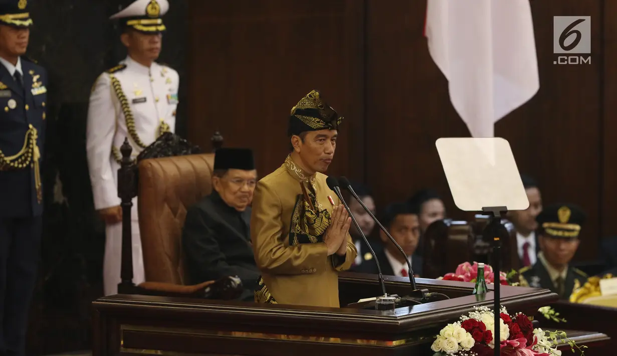 Presiden Joko Widodo dengan baju adat suku Sasak NTB menyampaikan pidato kenegaraan dalam Sidang Bersama DPD-DPR di Kompleks Parlemen, Senayan, Jakarta, Jumat (16/8/2019). Setelah sidang tahunan MPR 2019 berakhir, agenda berlanjut ke sidang bersama DPD-DPR. (Liputan6.com/Johan Tallo)