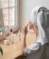 Rutinitas skincare minimalis adalah pendekatan perawatan kulit yang berfokus pada beberapa langkah esensial saja, yaitu membersihkan, melembapkan, dan melindungi kulit dari paparan sinar matahari. (foto/dok: freepik)