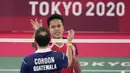 Pebulu tangkis Indonesia Anthony Sinisuka Ginting berjabat tangan dengan Kevin Cordon dari Guatemala usai perebutan medali perunggu badminton tunggal putra Olimpiade Tokyo 2020 di Musashino Forest Sports Plaza, Senin (2/8/2021). Anthony Ginting menang 21-11 dan 21-13. (AP/Dita Alangkara)