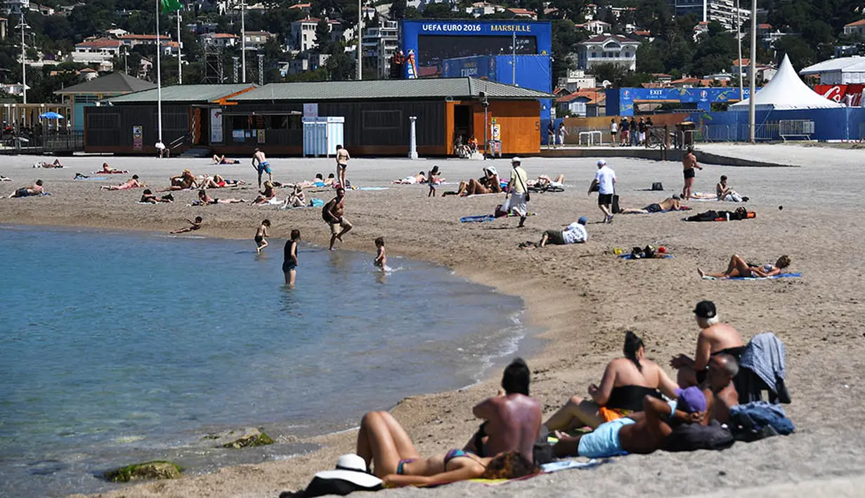 Pada Piala Eropa 2016 ini, fan zone dari Kota Marseille dipilih di daerah sekitar pantai yang kerap dijadikan warga sebagai lokasi berjemur. (AFP/Anne-Christine Poujoulat)